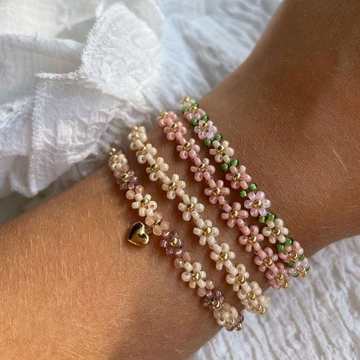 Lot de bracelets dorés cœurs et marguerites vintage