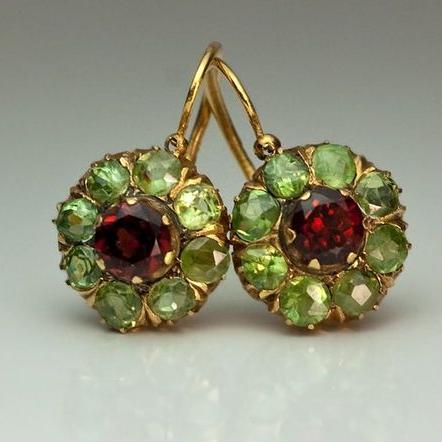 Boucles d'oreilles rondes chic avec cristaux verts et rouges