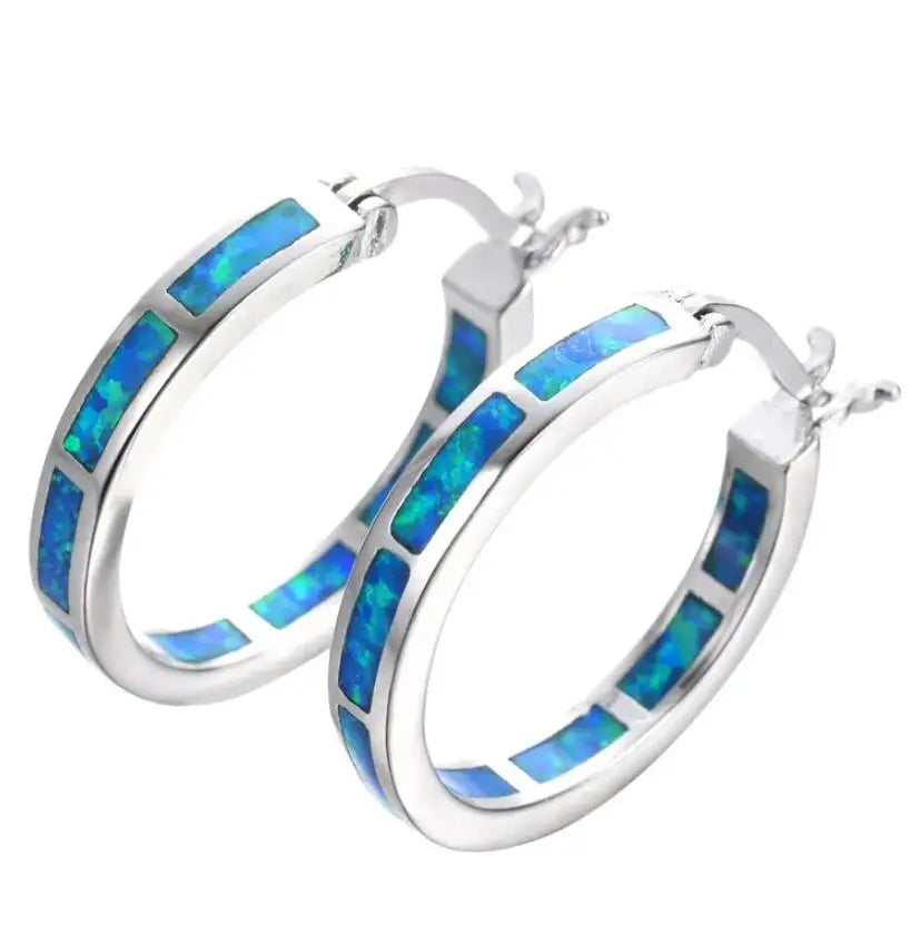 Boucles d'oreilles créoles chic avec opale de feu bleue