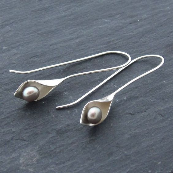 Boucles d'oreilles pendantes vintage en argent et perles