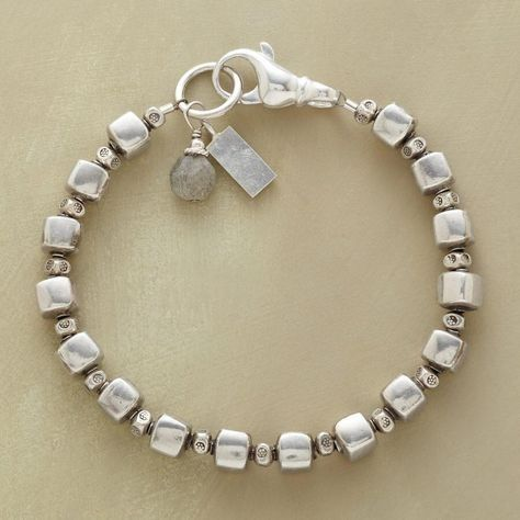 Bracelet Vintage en Perles Cubiques Argentées