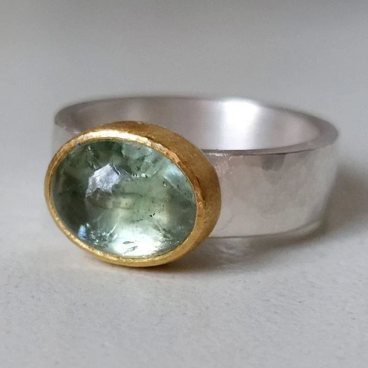 Bague Verte avec Pierre Ronde, Vintage